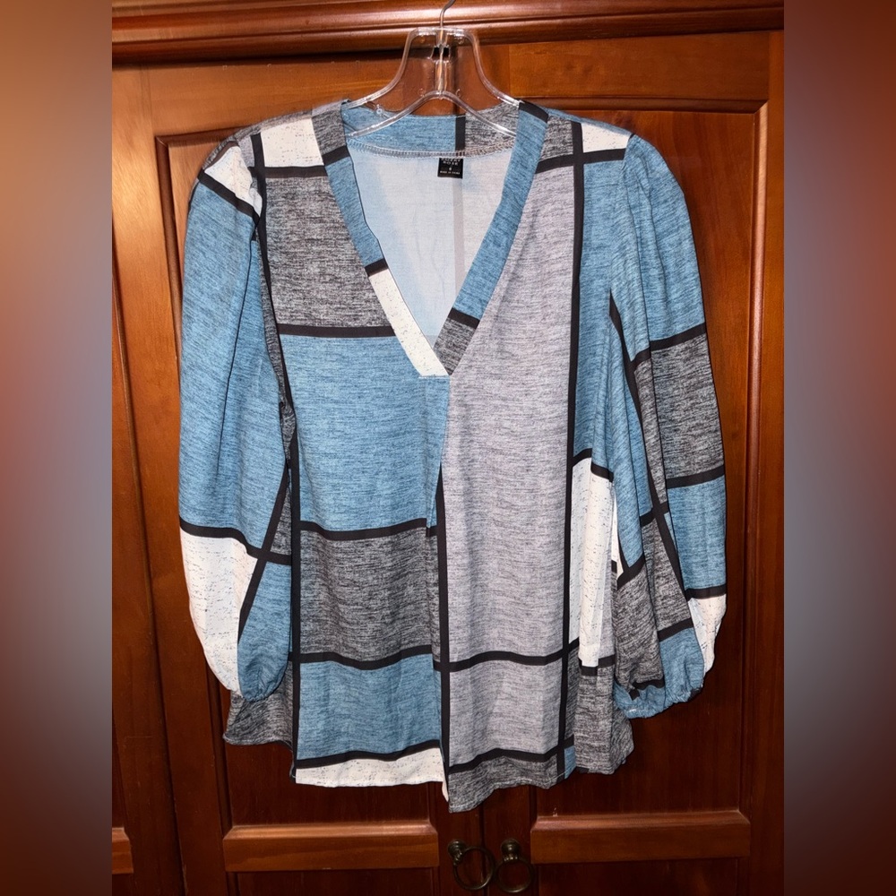 SHEIN Blue and Gray Colorblock Top 18↔️24↕️